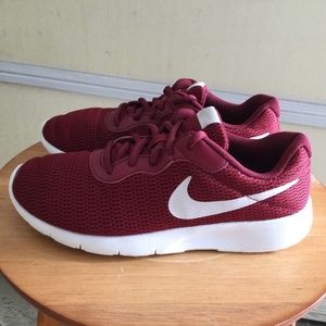 nike tanjun maroon